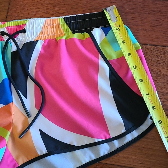 Fabletics Carrie abstract Neon print shorts - Picture 10 of 13